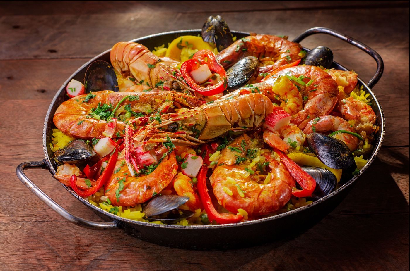 Mariscada de la casa en cazuela con camarones, mejillones y arroz