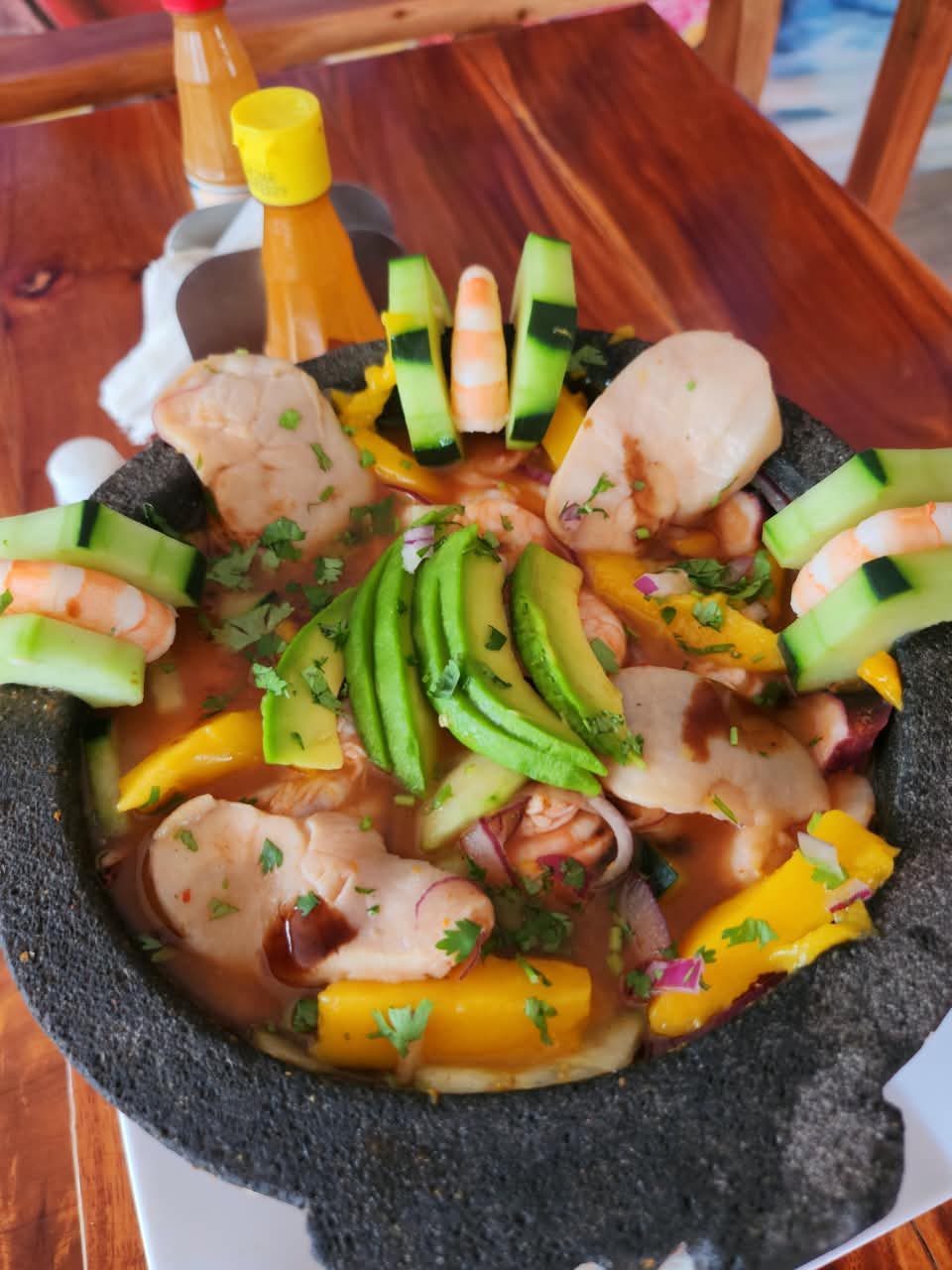 Molcajete de aguachile con callo de hacha, camarón crudo y cocido, pepino y aguacate